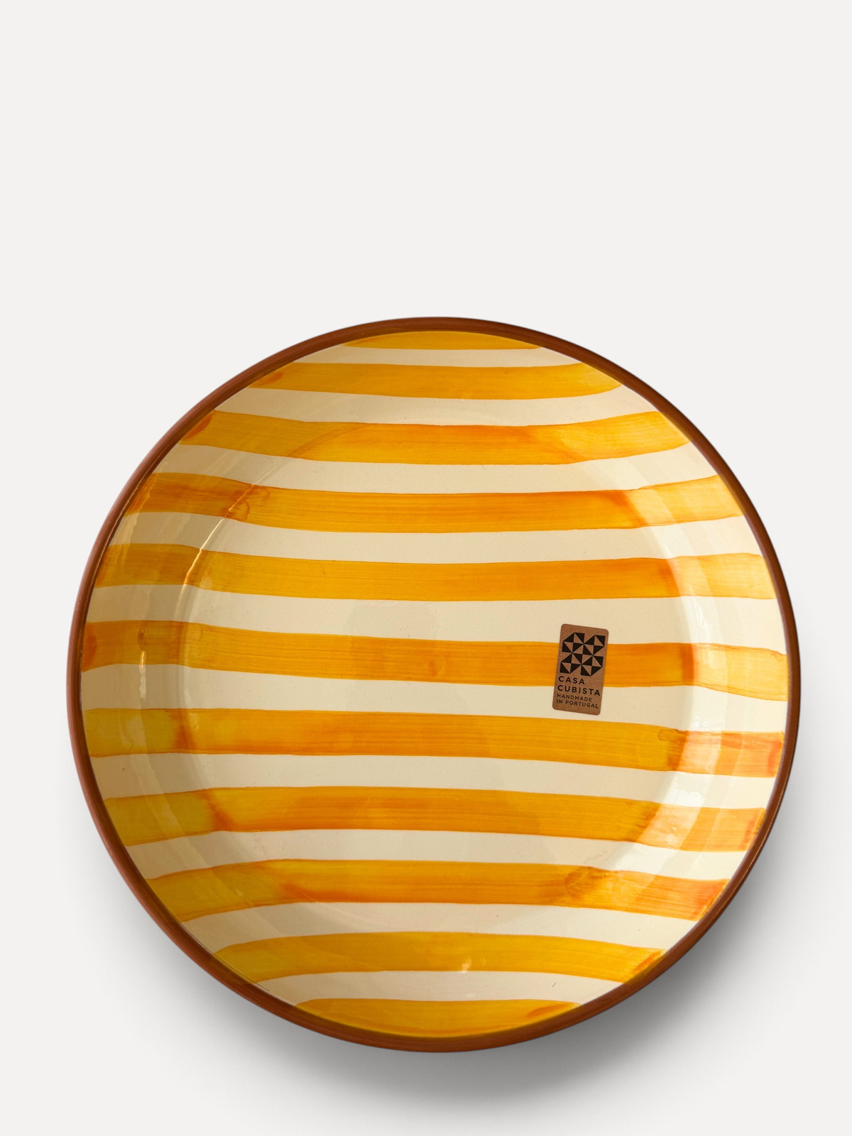Casa Cubista Bold Stripe serveringsskål i terracotta med hvide og gule striber - håndlavet i Portugal