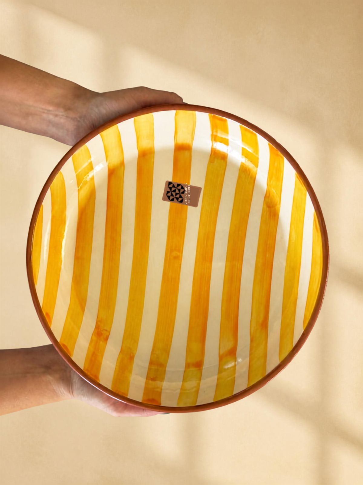 Casa Cubista Bold Stripe serveringsskål i terracotta med hvide og gule striber - håndlavet i Portugal