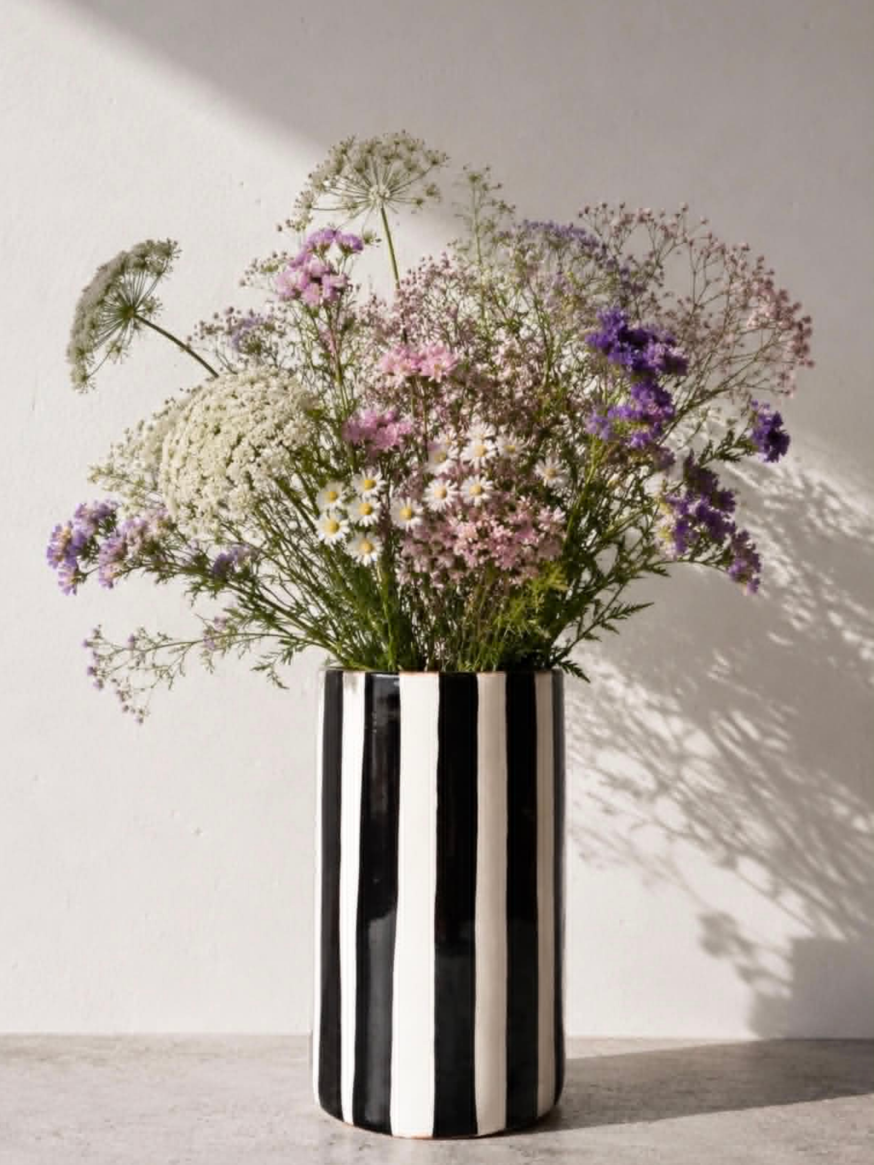 Casa Cubista Bold Stripe vase i sort, håndlavet og håndmalet terracotta fra Portugal