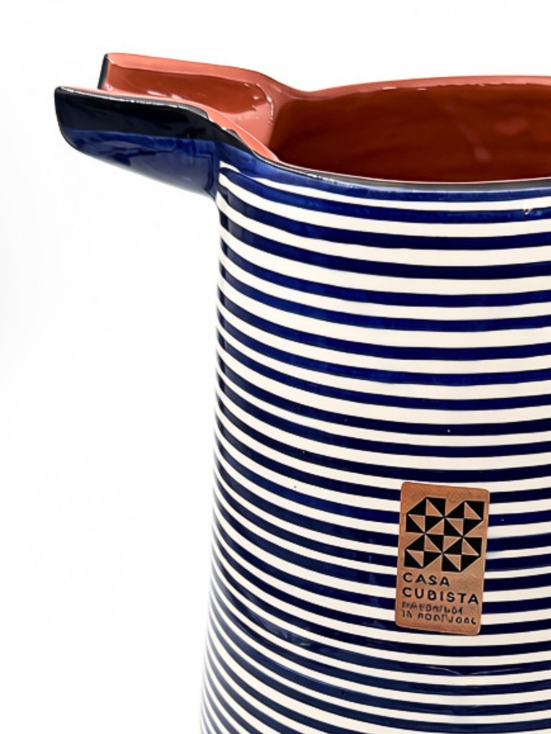 Casa Cubista Classic Stripe kande med blå og hvide striber - fokus på hank - håndlavet og håndmalet keramik fra Portugal