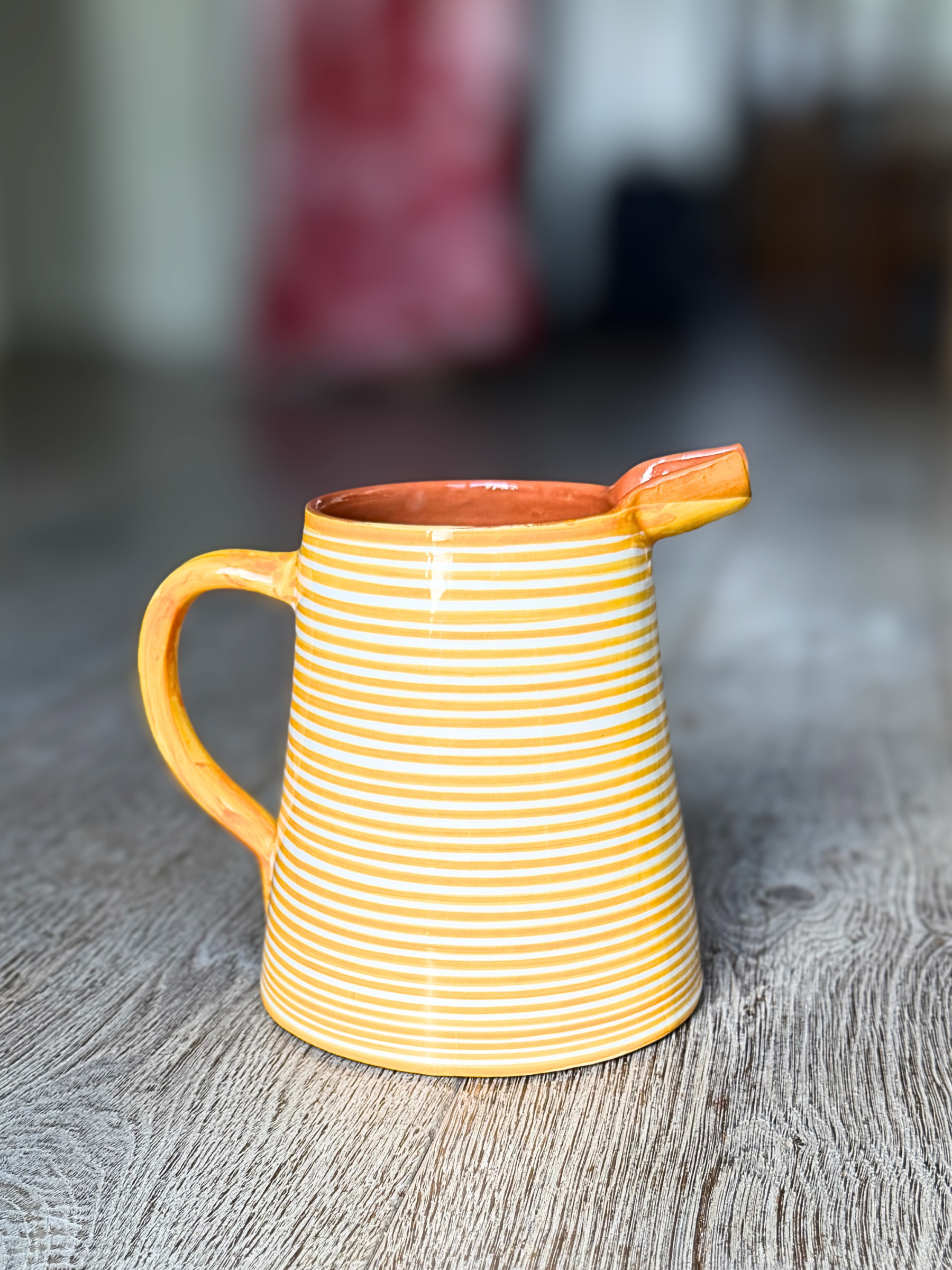 Casa Cubista Classic Stripe kande i terracotta med gule og hvide striber - håndlavet keramik fra Portugal