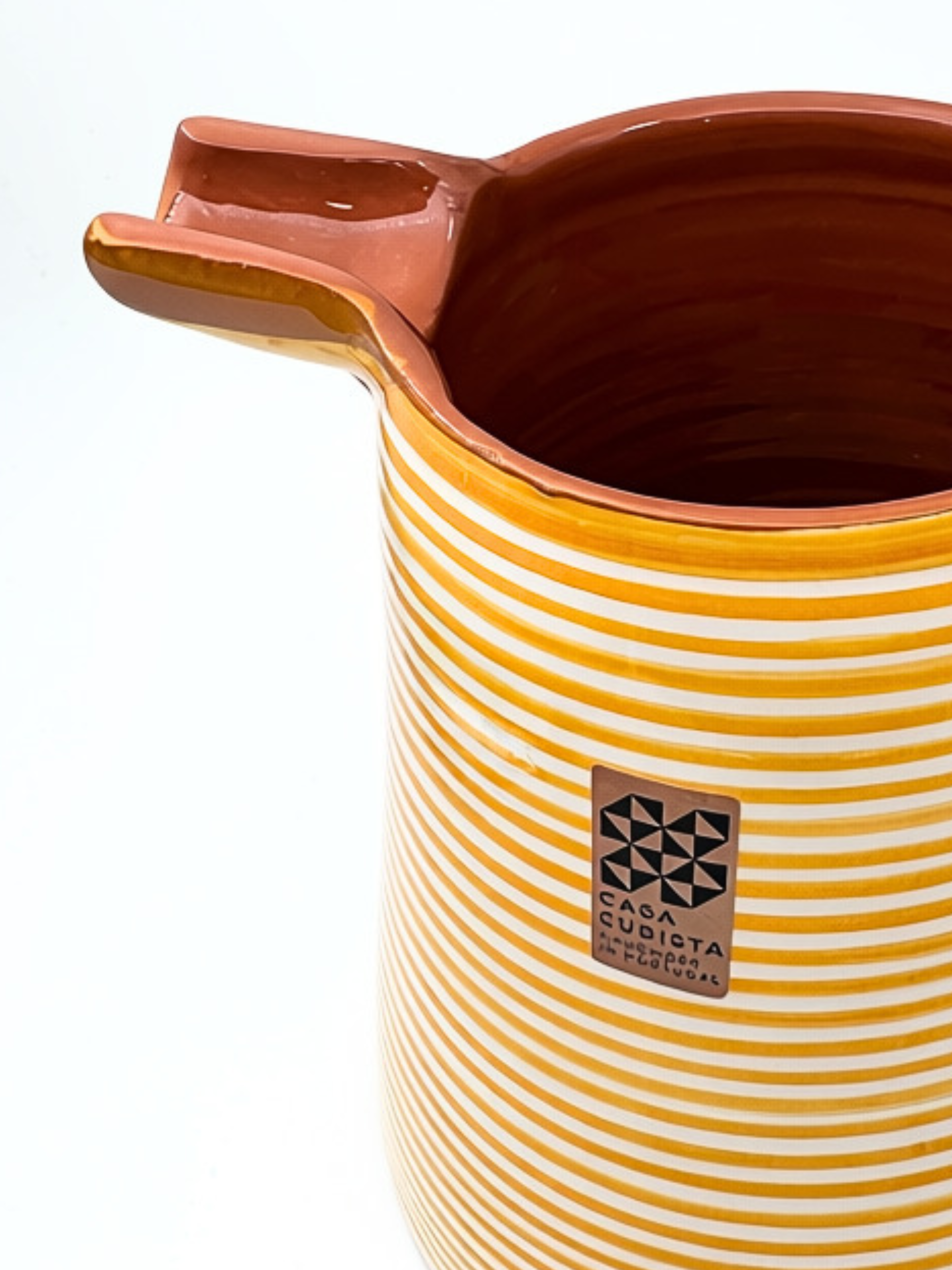 Casa Cubista Classic Stripe kande med håndmalede gule striber - detalje med fokus på tud - håndlavet keramik fra Portugal