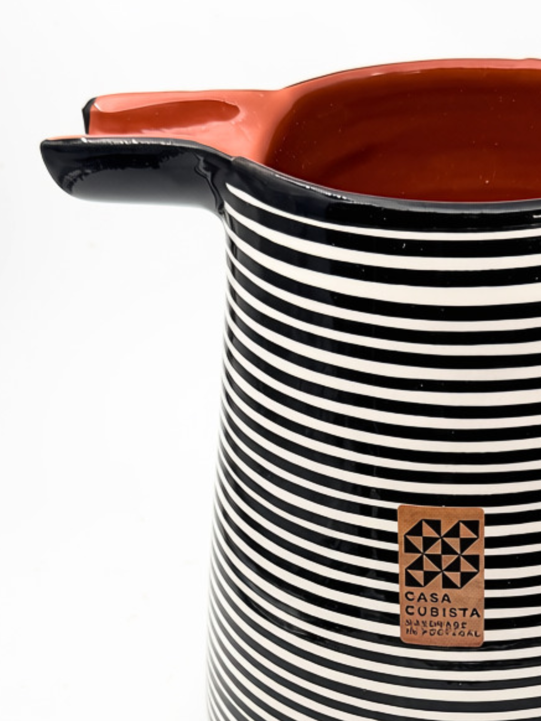 Casa Cubista Classic Stripe kande med sorte og hvide striber - håndlavet og håndmalet terracotta fra Portugal