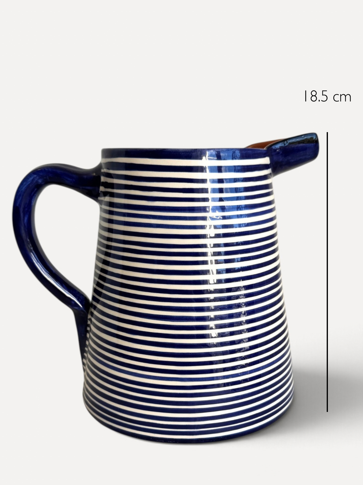Casa Cubista Classic Stripe blåstribet kande i terracotta med mål - håndlavet keramik fra Portugal