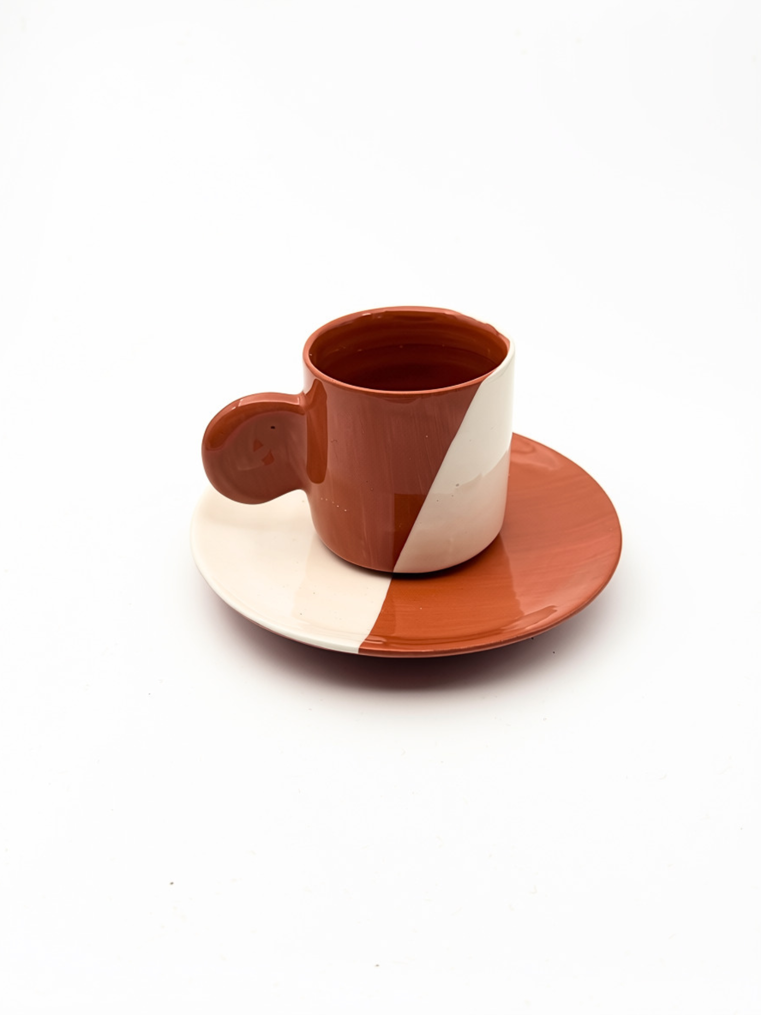 Casa Cubista Dipped espressokop og underskål i brun og hvid - håndlavet og håndmalet terracotta fra Portugal