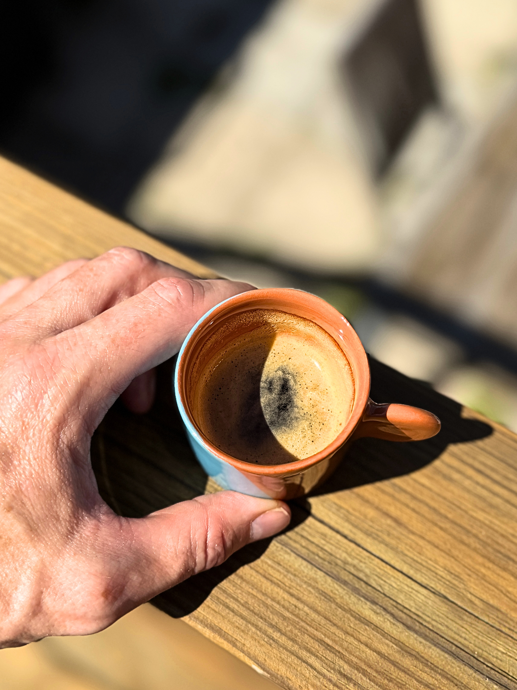 Casa Cubista Dipped espressokop i brun og aqua med kaffe ude i solen - håndlavet keramik fra Portugal