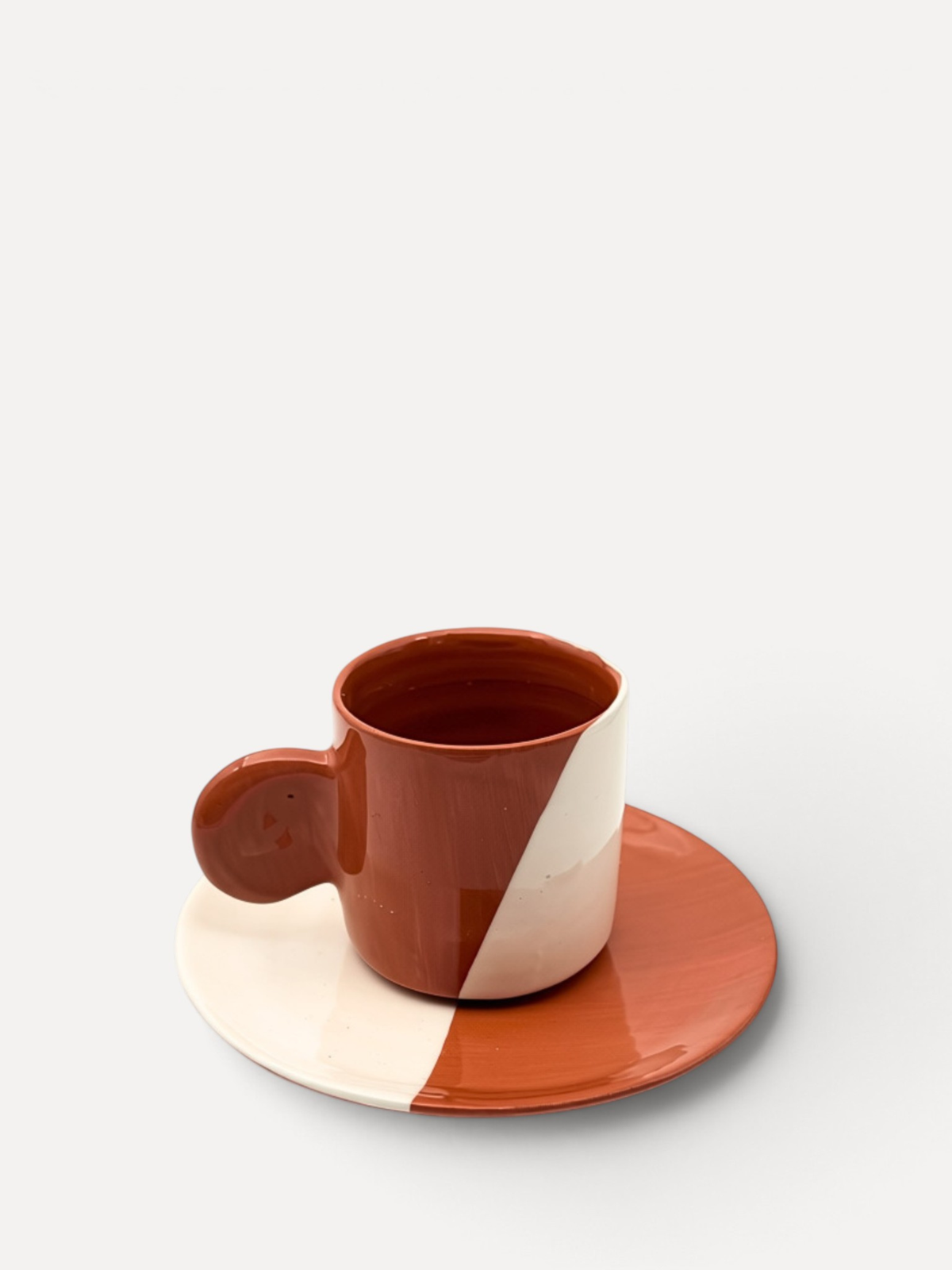 Casa Cubista Dipped espressokop med underskål i brun og hvid - håndmalet keramik fra Portugal