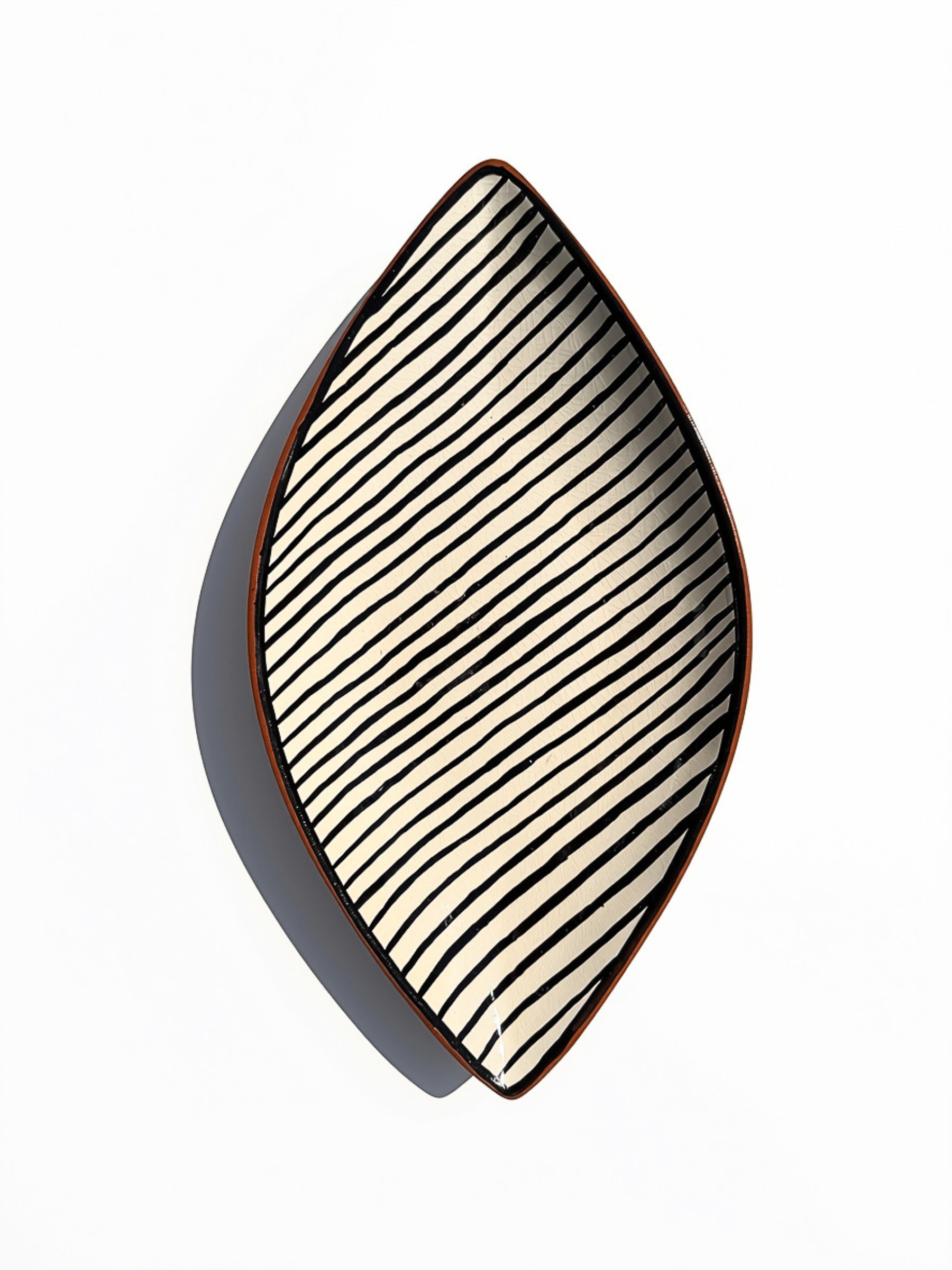 Casa Cubista Leaf fad formet som et blad med sorte og hvide striber på terracotta - håndlavet keramik fra Portugal