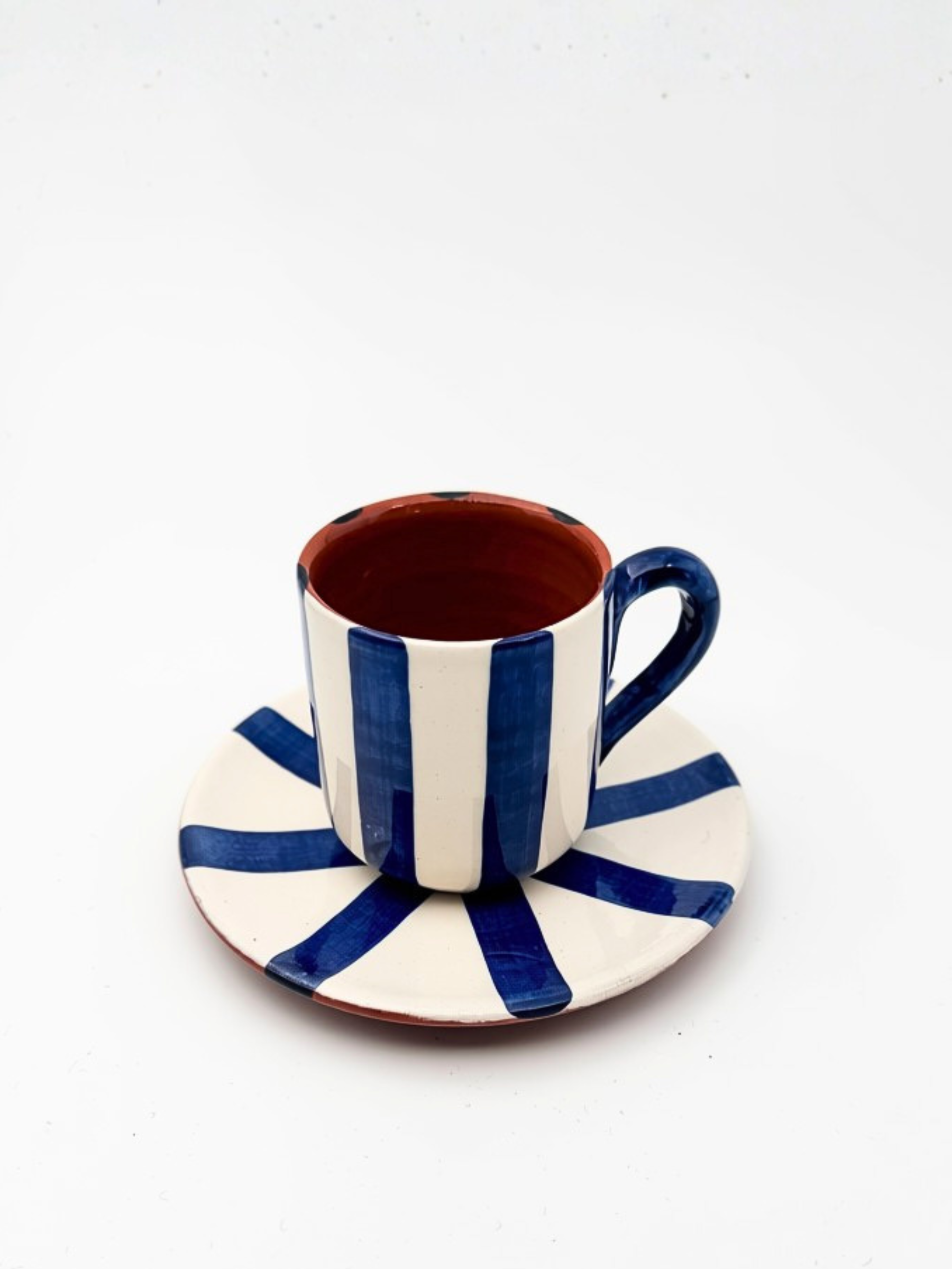 Casa Cubista Vertical Stripe espressokop med underkop - håndmalet terracotta med hvide og blå striper fra Portugal