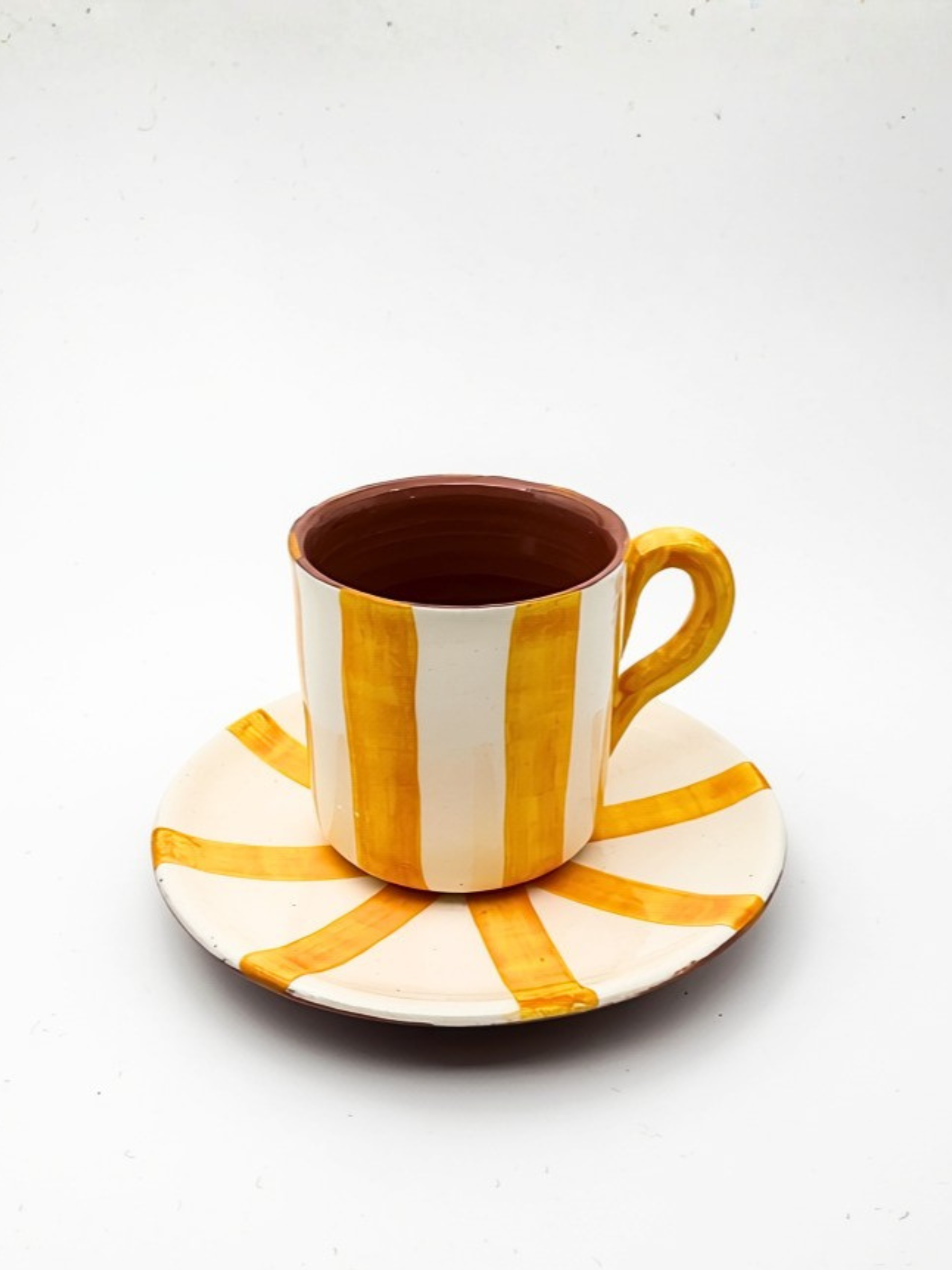 Casa Cubista Vertical Stripe espressokop med underskål i gule og hvide striber - håndmalet terracotta fra Portugal