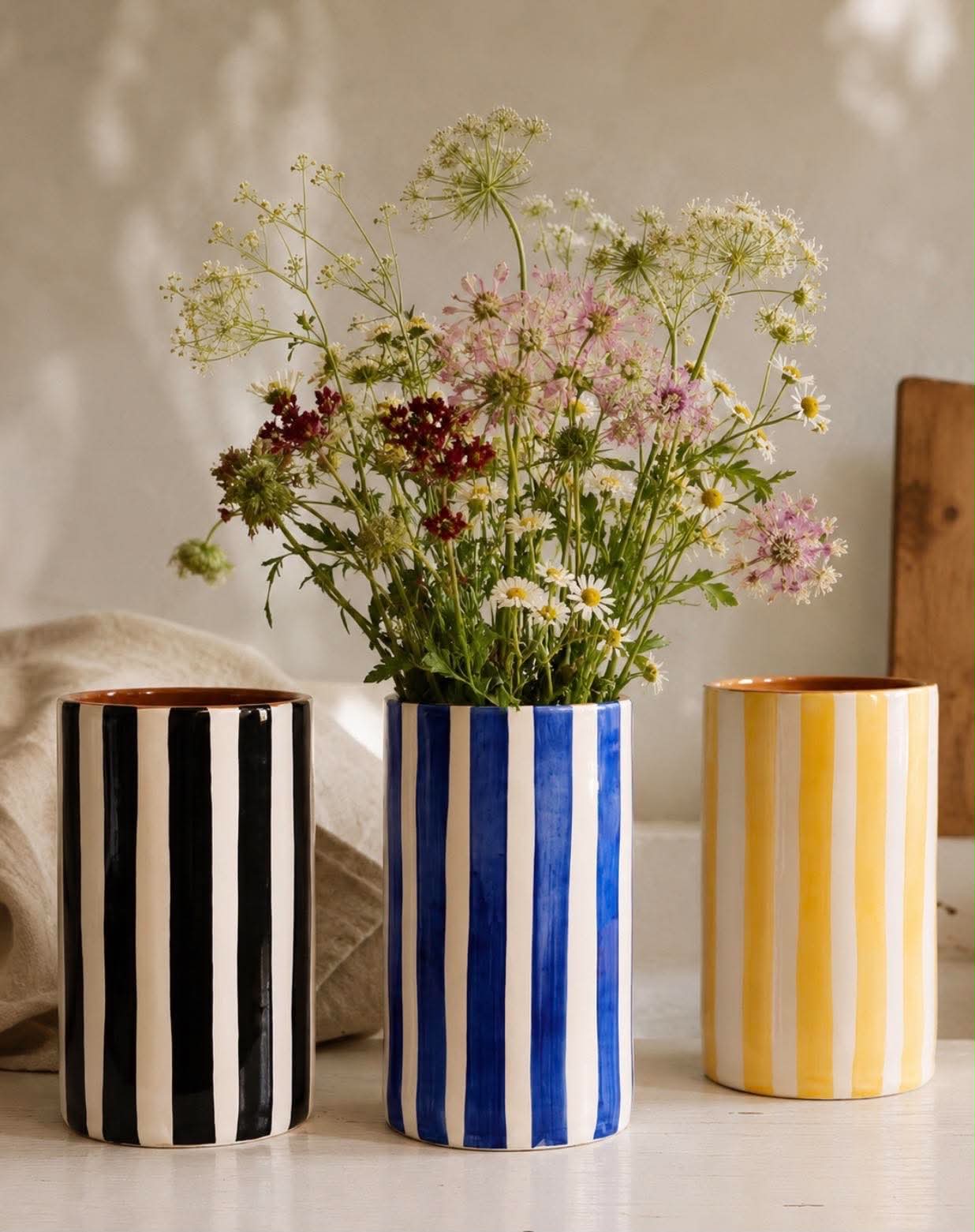 Casa Cubista Bold stripe vaser i sort, blå og gul med blomster - håndlavet keramik fra Portugal