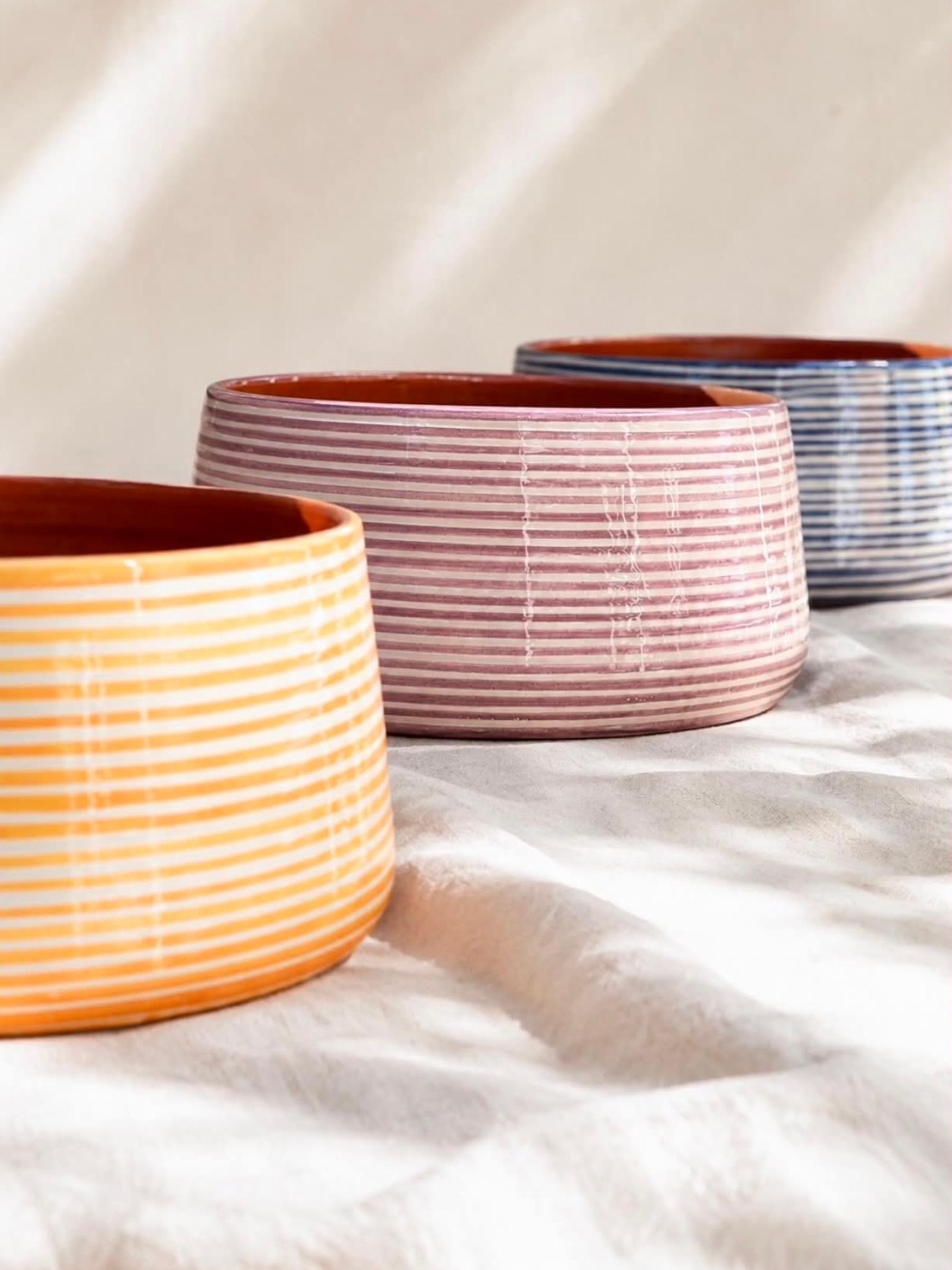 Casa Cubista Classic Stripe Tapered skåle i gul, lyserød og blå - håndlavet og håndmalet terracotta fra Portugal