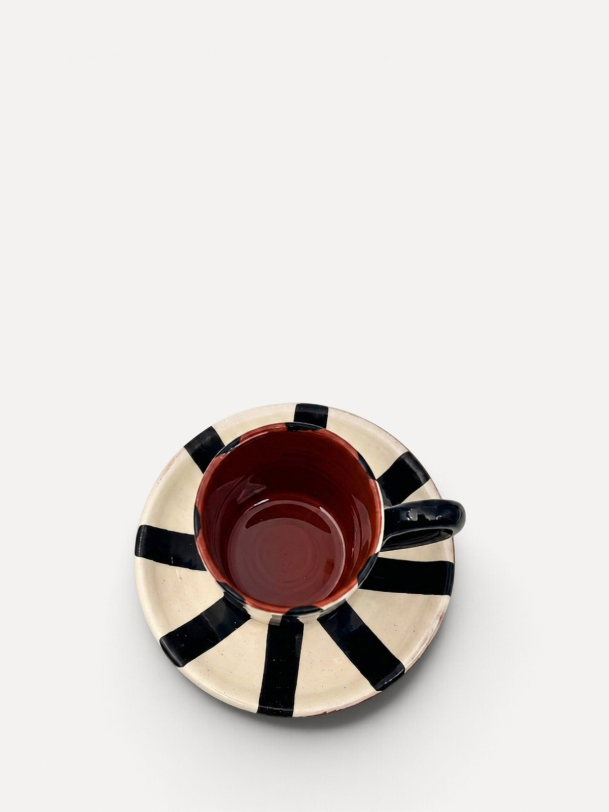 Casa Cubista Vertical stripe sort espressokop med underskål set oppefra - håndlavet terracotta fra Portugal