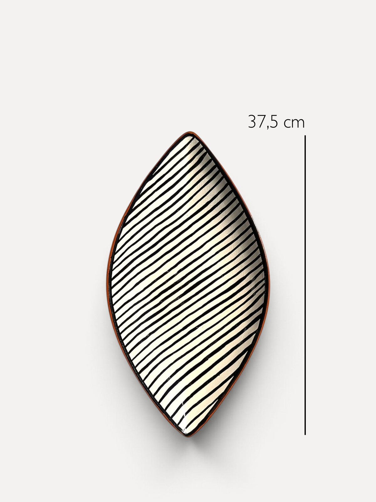 Casa Cubista Leaf fad formet som et blad med sorte og hvide striber på varm terracotta med mål - håndlavet keramik fra Portugal