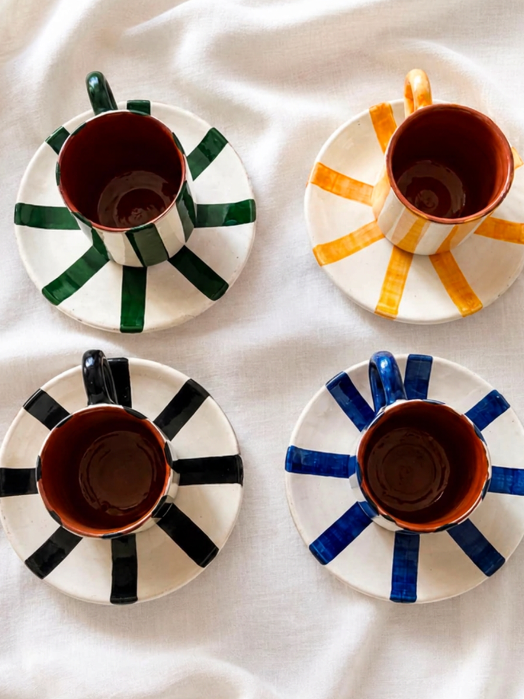 Casa Cubista vertical stripe espresso kopper i gul, sort, grøn og blå med lille kage