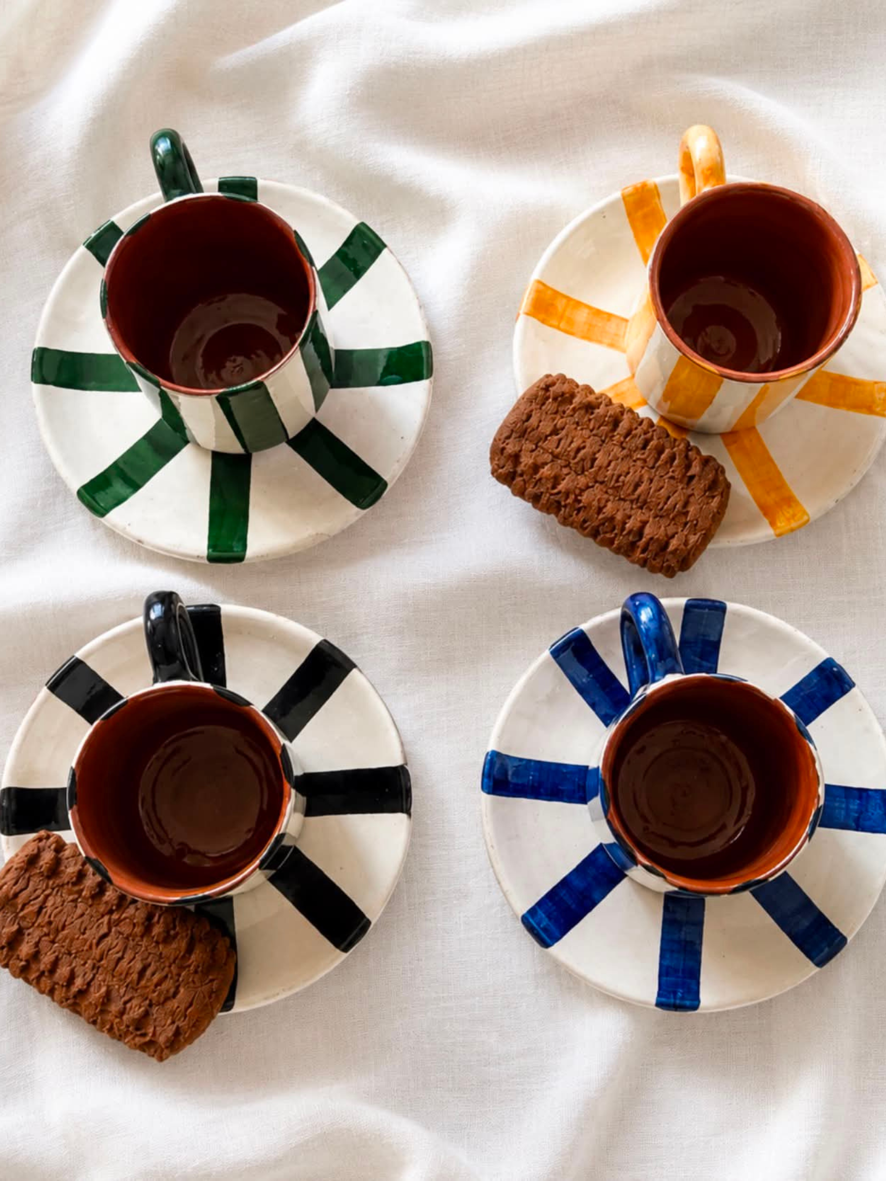 Casa Cubista Vertical stripe espressokopper i gul, blå, sort, grøn med kage på siden - håndlavet keramik fra Portugal