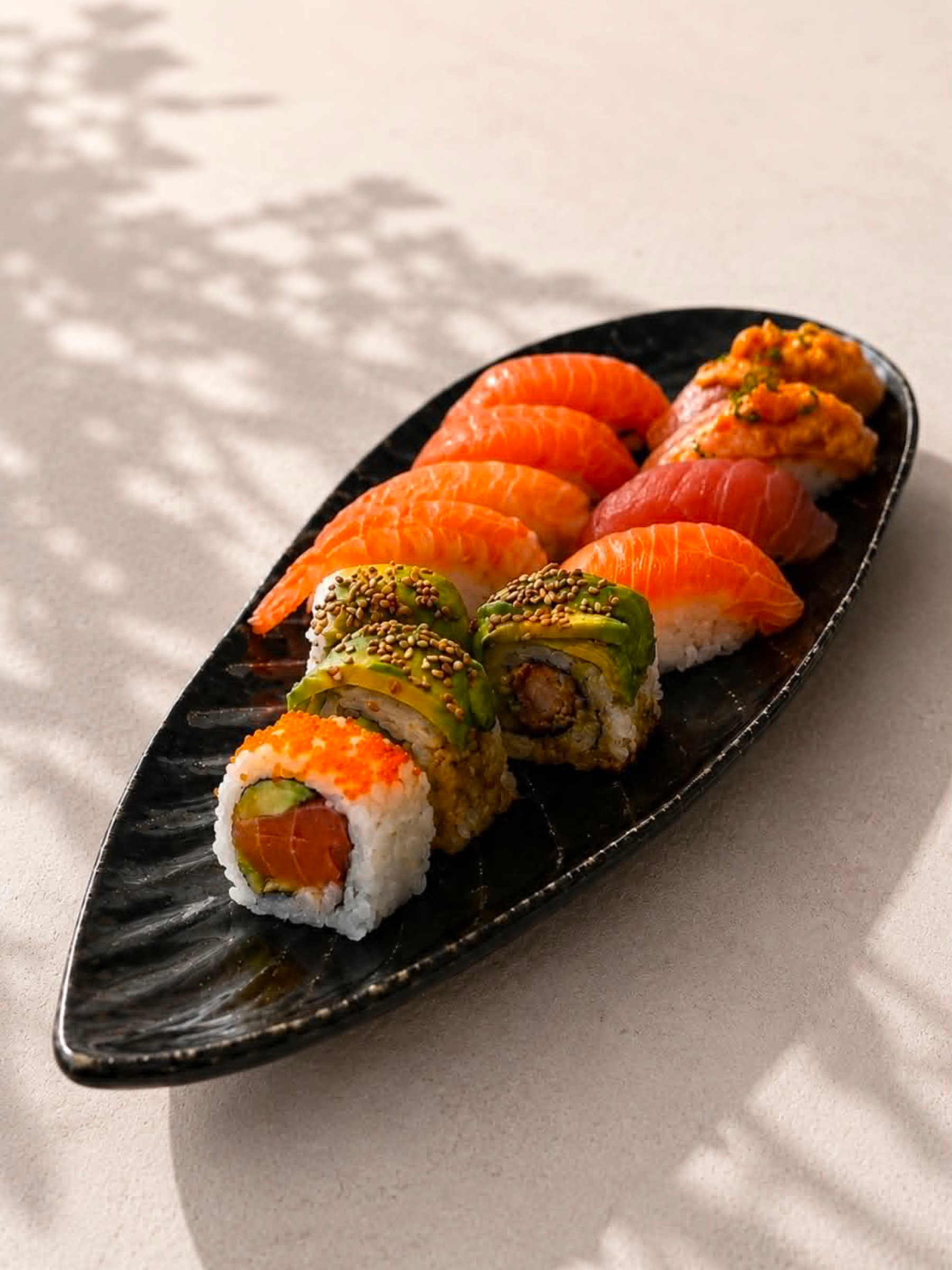 Costa Nva Riviera Strelizia mørkegrønt bladformet fad, her med sushi - håndlavet og håndmalet keramik fra Portugal
