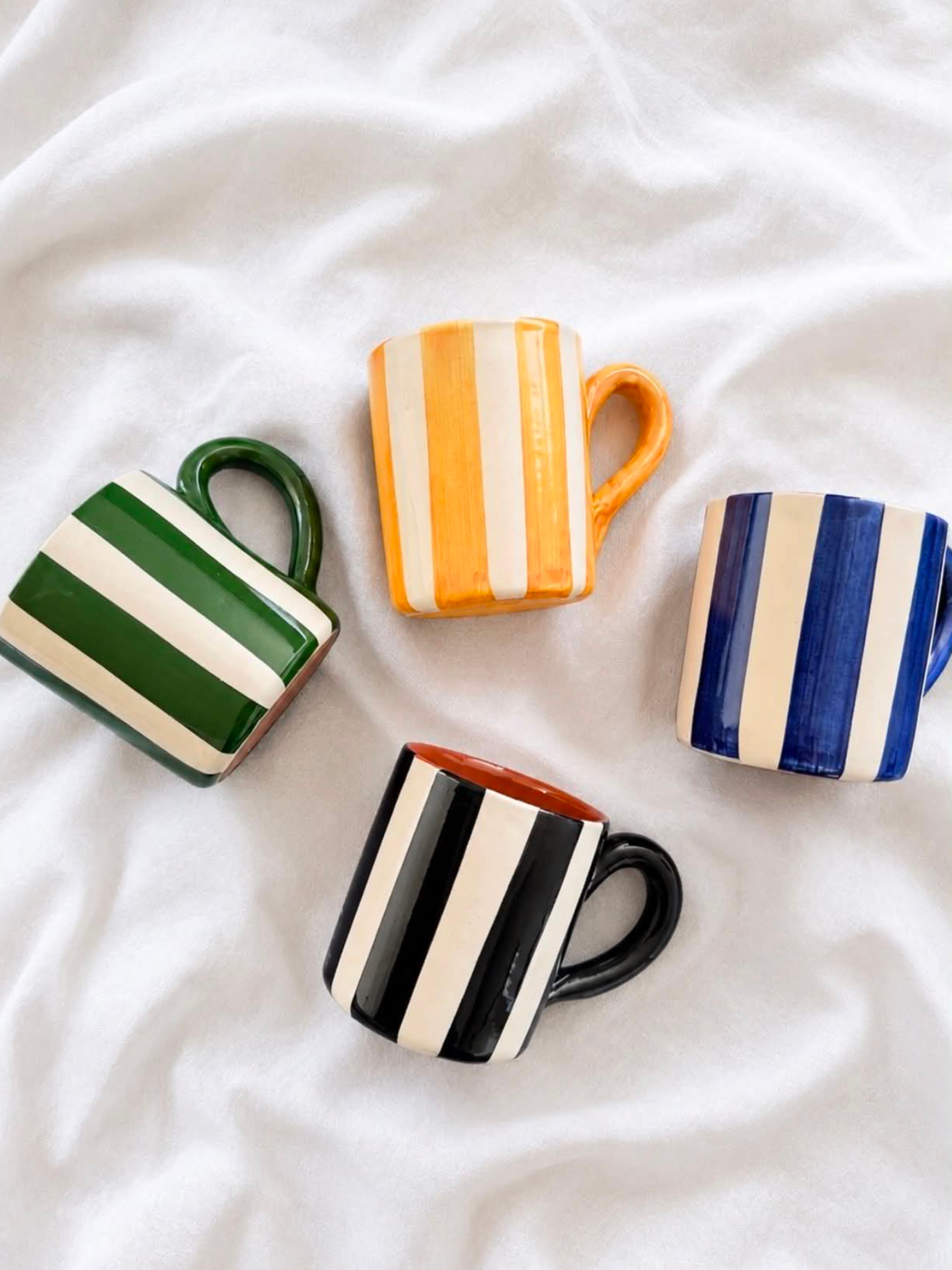 Casa Cubista Bold Stripe krus i gul, sort, blå og grøn - håndlavet og håndmalet terracotta fra Portugal