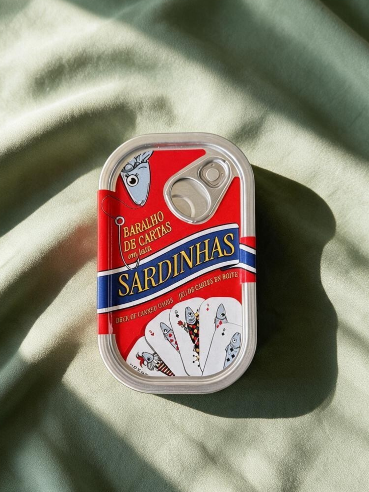 Lloreta spillekort med sardiner i sardindåse på olivengrøn baggrund - lavet i Portugal