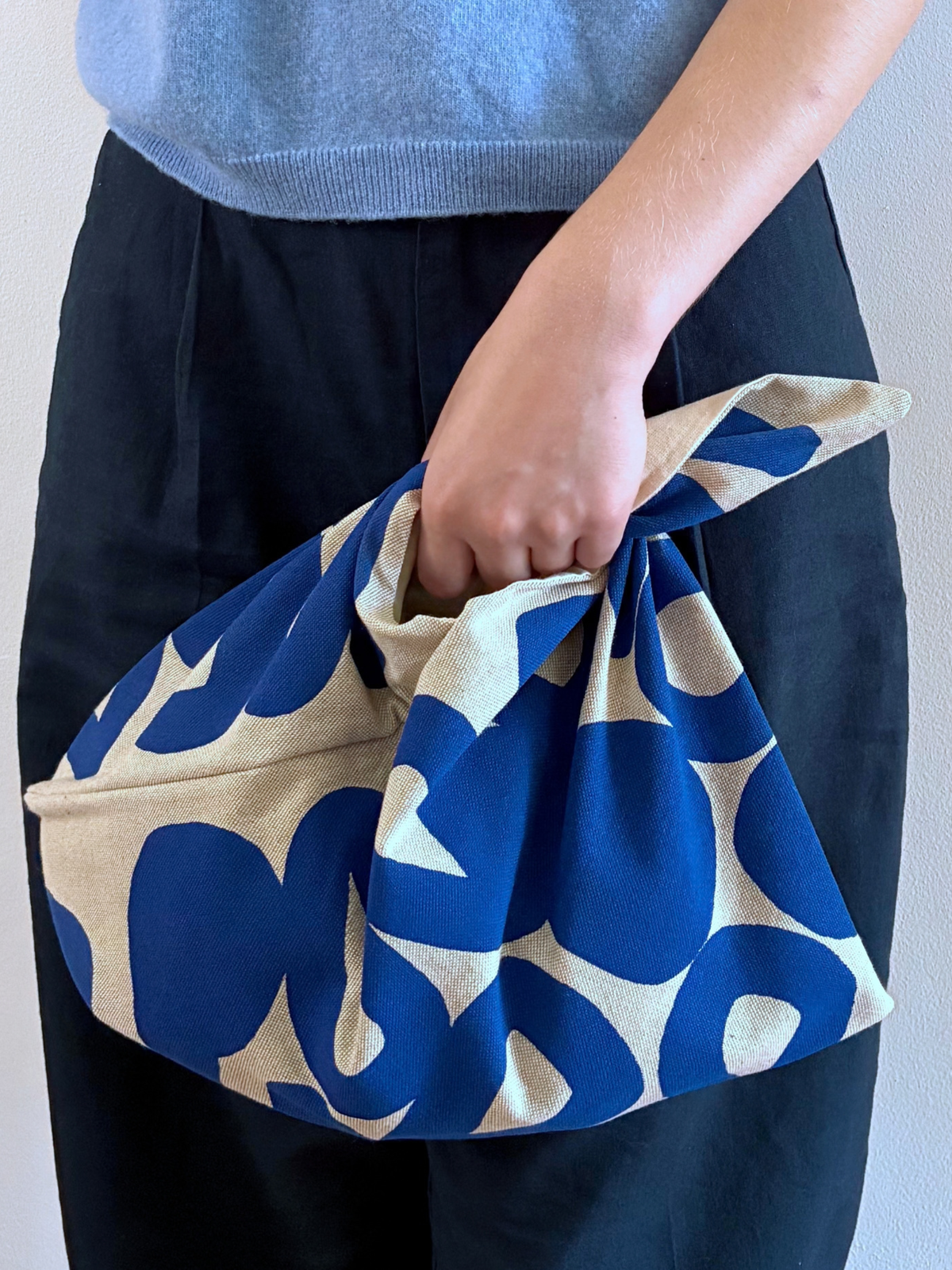 Matilde Beldroega bento bag i blå med avocadomønster - håndlavet og håndtrykt i Portugal