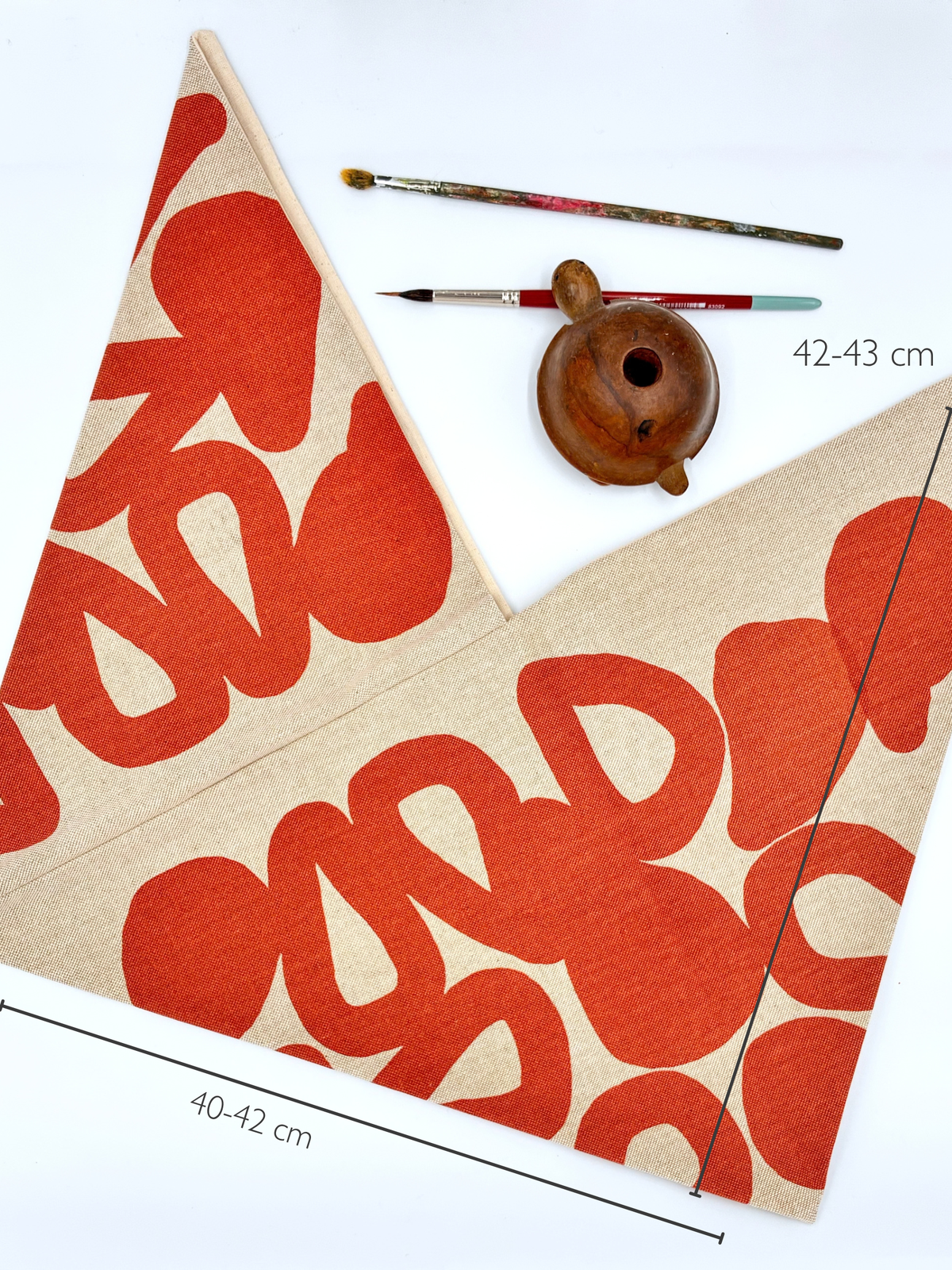 Matilde Beldroega bento bag i terracotta eller rødbrun med angivelser af mål - håndlavet og håndtrykt i Portugal