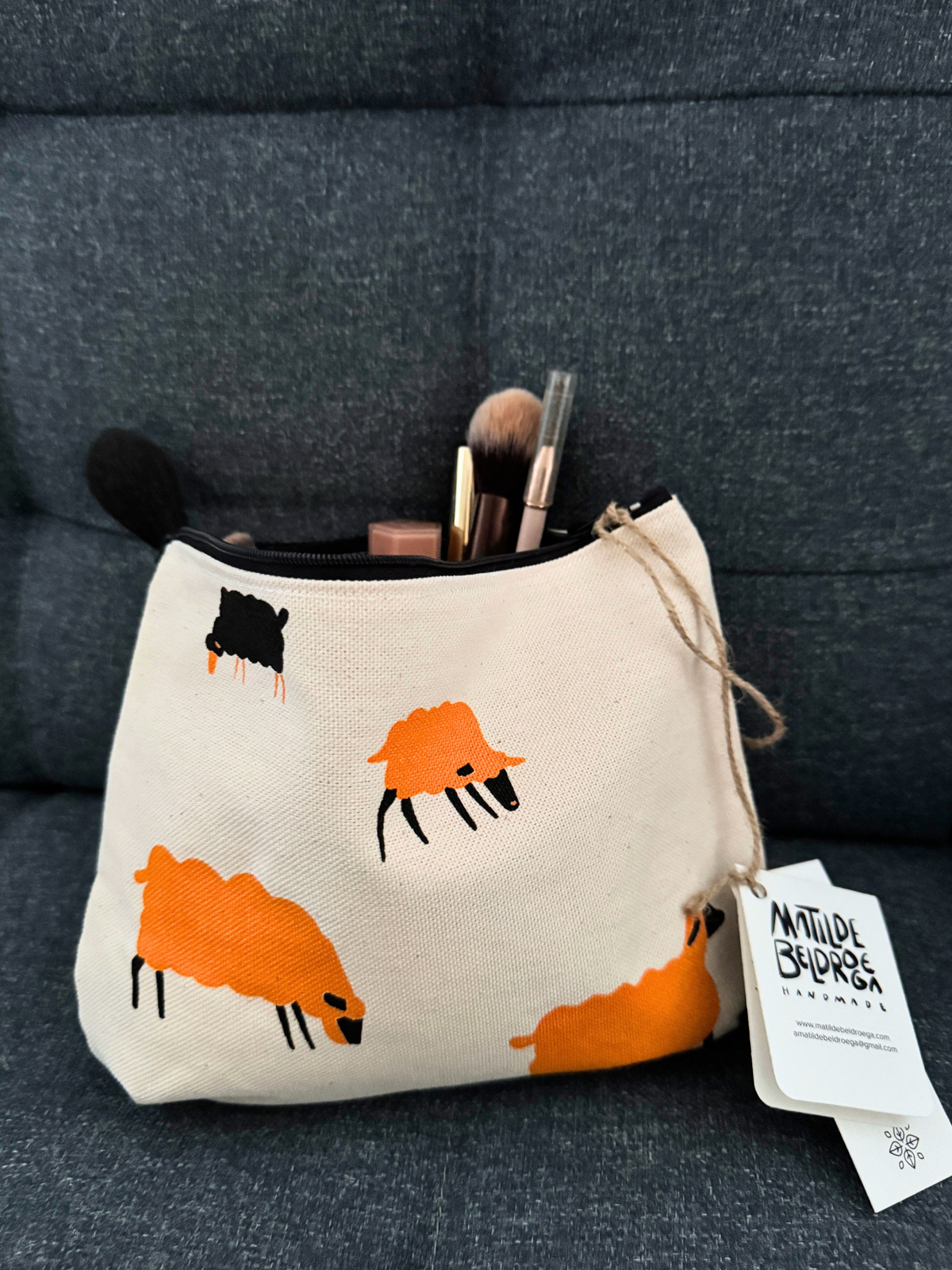 Matilde Beldroega stofpose med får på sofa med makeup - håndlavet og håndtrykt i Portugal