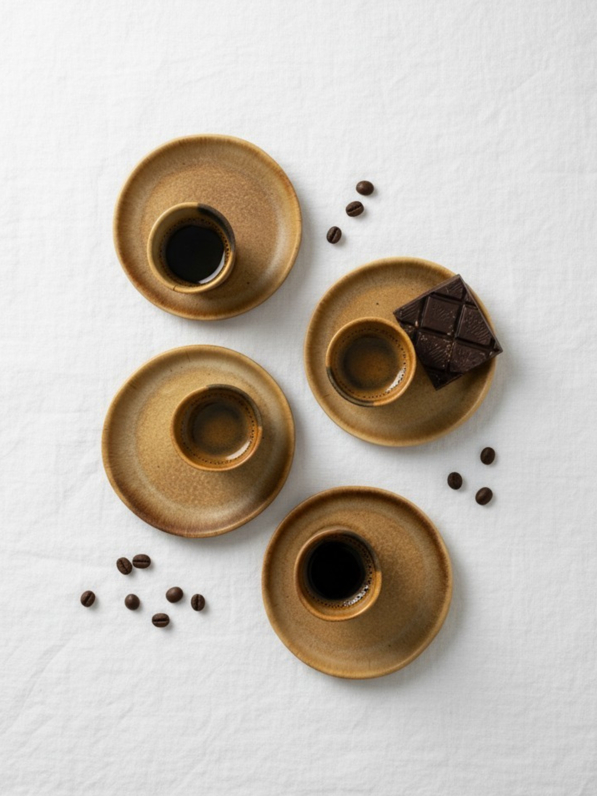 Terrafina Corals espressokopper med underskål i gyldenbrun, blå og gul med kaffe og chokolade - håndlavet i Portugal
