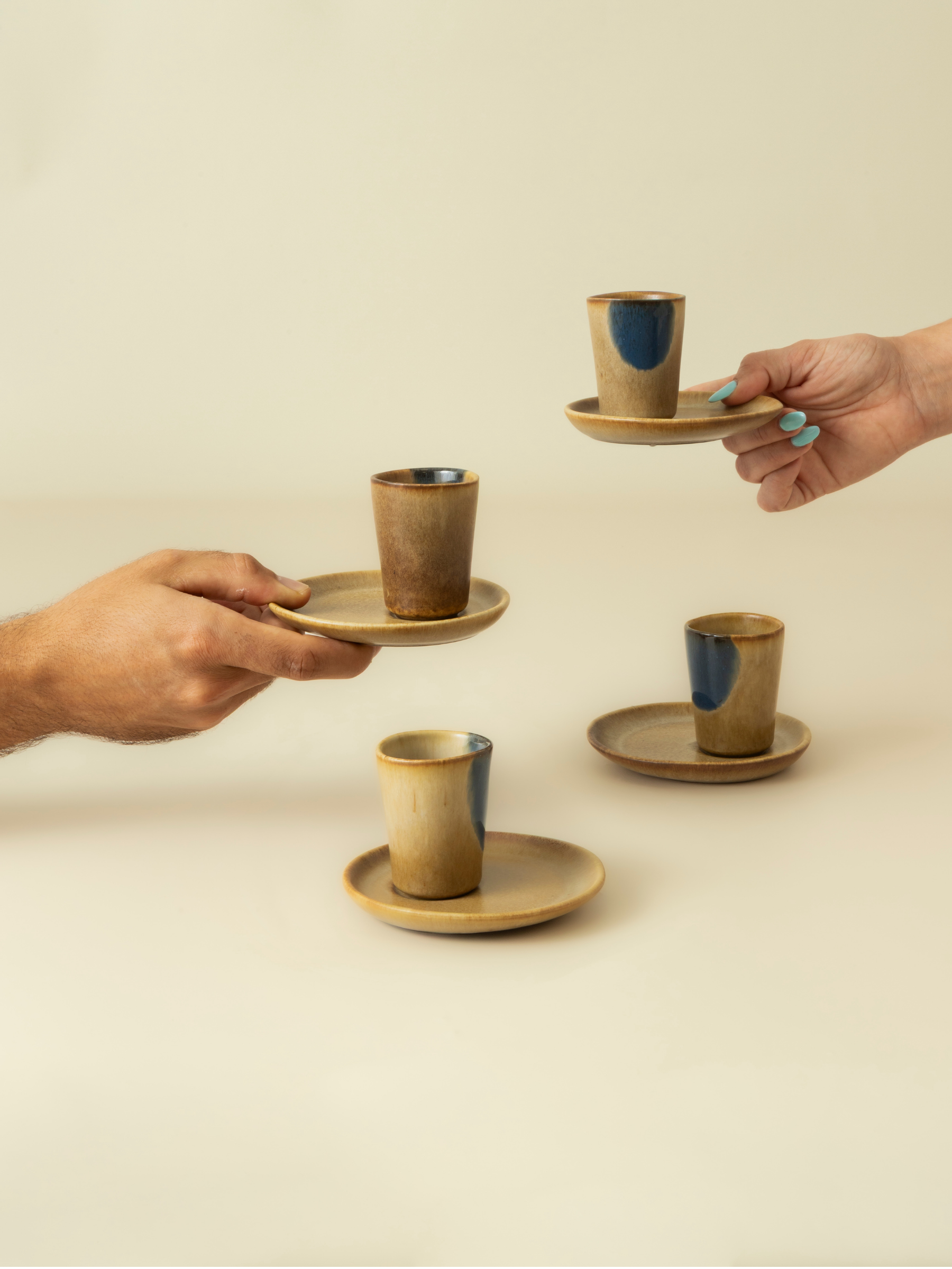 Terrafina Corals espressokopper med underskål i gyldenbrun, blå og gul - håndlavet i Portugal