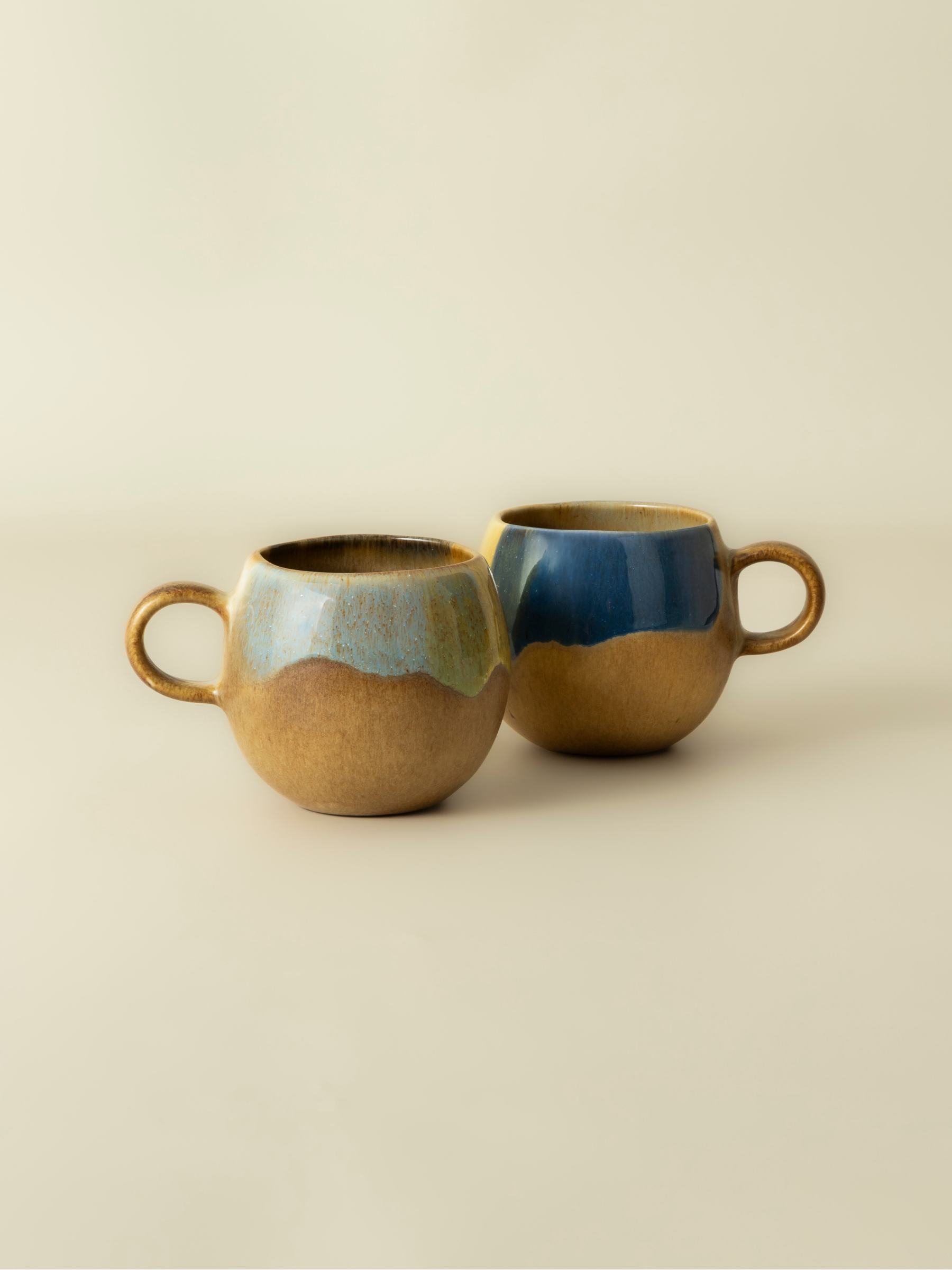 To store Terrafina Corals krus til kaffe eller te i gyldenbrun, gul og blå - håndlavet keramik fra Portugal