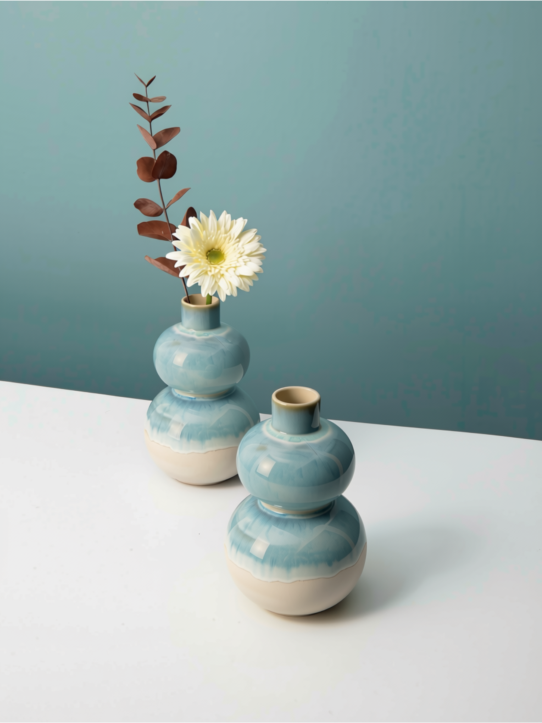 Harmonia vase fra Terrafina i blå og hvid med en enkelt blomst - håndlavet porcelænsstentøj fra Portugal