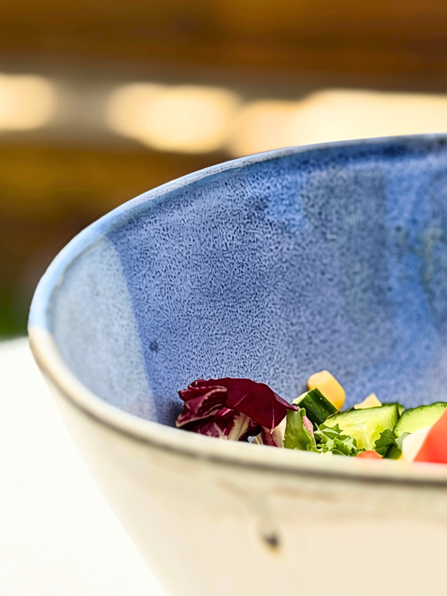 Terrafina Salty Sea stor serveringsskål i blå, sand og hvid - fokus på detalje med salat - håndlavet i Portugal