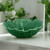 Bordallo Pinheiro grøn cabbage salatskål på marmor køkkenbord med glas vase og grønne planter
