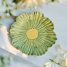 Bordallo Pinheiro Maria Flor grøn cosmostallerken på hvidt bord med hvide blomster