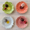 Bordallo Pinheiro Maria Flor cosmos-, valmue, marguerit og dahliatallerken med flødeboller og jordbær på lyst træbord