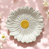 Bordallo Pinheiro Maria Flor marguerittallerken på lyserød baggrund med hvide blomster