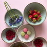 Casa Alegre Rustic Bled hvide og turkise skåle med bær, macarons og blomster
