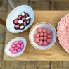 Casa Alegre hvid snackskål med Costa Nova Brisa skåle og lyserøde snacks på træbord