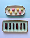 Casa Alegre Rustic Blend hvidt ovalt fad med macarons og turkist rektangulært fad med chokolade