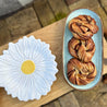 Casa Alegre Rustic Blend turkist ovalt fad med kanelsnurre på bord ved siden af marguerittallerken
