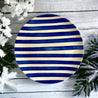 Casa Cubista Bold Stripe blåt tallerkenfad på hvid træ overflade med hvide vinterblomster og græn med sne