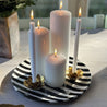 Casa Cubista Bold Stripe sort tallerkenfad med lys på lyst træbord