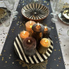 Casa Cubista Bold Stripe sort tallerkenfad med lys på sort og guld bordløber