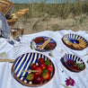 Blå Casa Cubista skåle og fad med tapas på strand picnictæppe