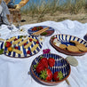 Blå Casa Cubista Dash, Ray og Bold Stripe skåle og fade på strand picnictæppe