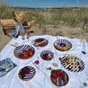Blå Casa Cubista fade og skåle med tapas strandpicnic setting