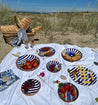 Blå Casa Cubista Dash, Ray og Bold Stripe skåle og fade strand picnic setting