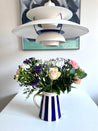 Blå Casa Cubista Bold Stripe kande med blomster på hvidt bord under ph lampe