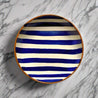 Casa Cubista Bold Stripe blåstribet skål på marmorbord