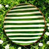 Casa Cubista Bold Stripe grøn serveringsskål på grønt græs med hvide blomster