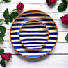 Casa Cubista Bold Stripe blå skåle på hvidt plankebord med roser